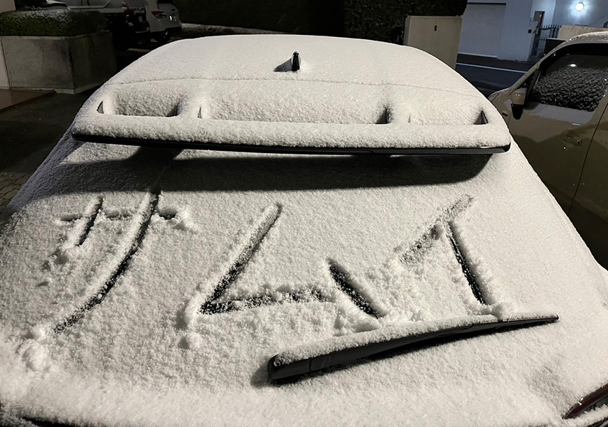 少し前に関西でも雪が降った日の夜。寮へ帰ったら車にカタカナで「サムイ」といたずら書きがあったので、僕は西田寛基選手の車にひらがなで書いてみました！
