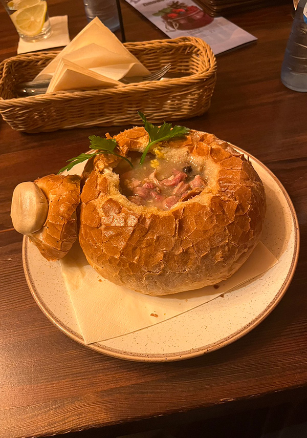 ポーランドで一番有名と言っても過言ではない「ジュレックスープ」がコレ! 　この写真はニサにあるポーランド料理店のモノ。パンに入っているのが珍しかったので撮影しました。ポーランドへ行ったら必ず食べてみてください。ホント美味しいですよ！