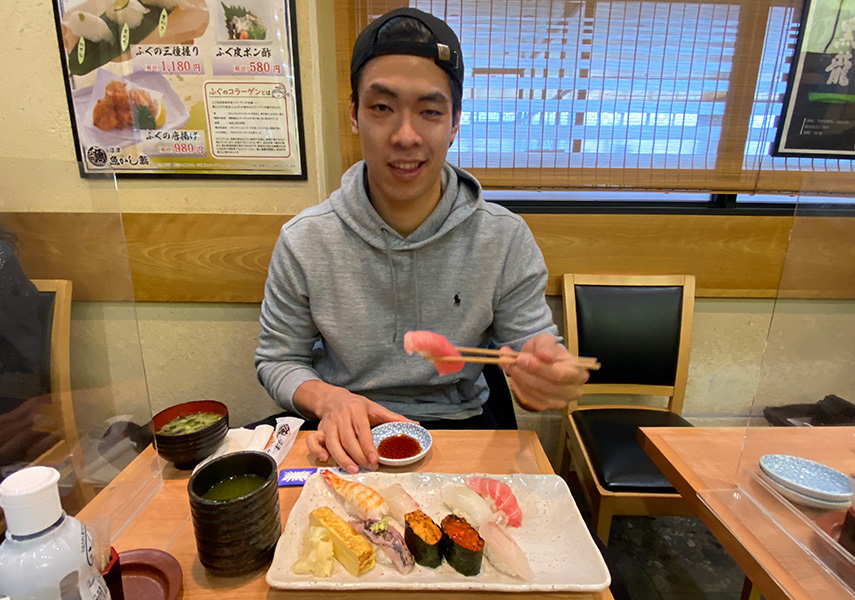 とりあえず和食が食べたいという宮浦選手のリクエストに応え、空港内のお寿司屋さんへ。最初に箸を伸ばしたのは中トロ。口に入れた途端思わず「うまっ！」の一言が